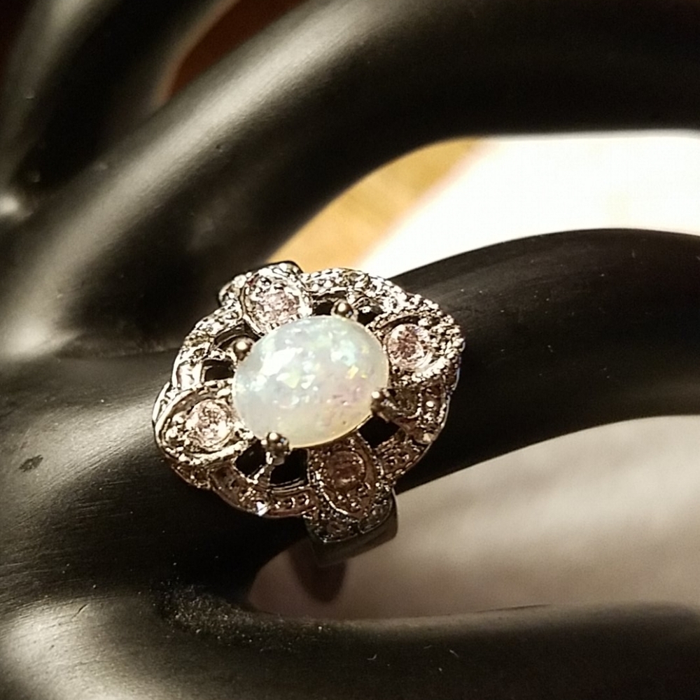Beautiful Costume Jewelry Ring Size 7